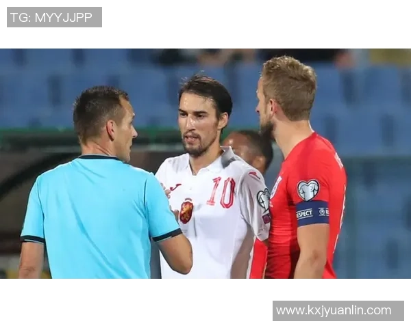 足球明星撒尿瞬间引热议 网友热议球场内外的尴尬时刻